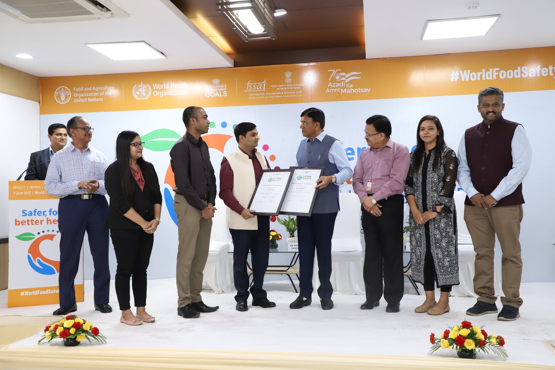 Dr. Pranjal Chandra and Supratim Mahapatra receiving the Eat Right Research Award 2022